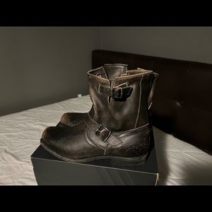 Men’s distressed Frye engineer boots